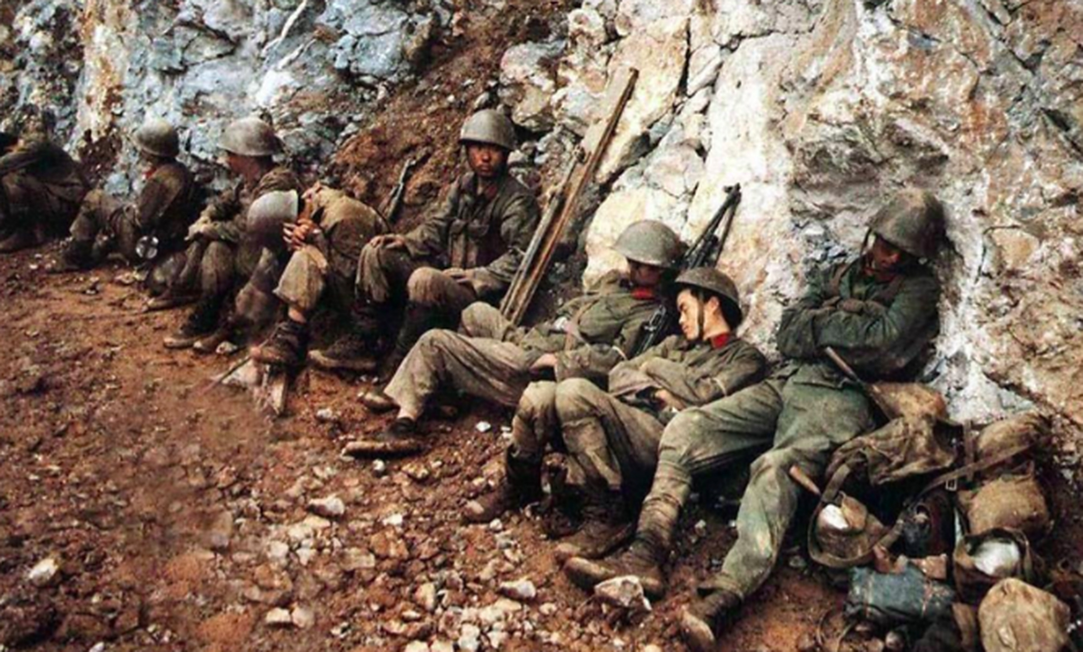 旧照:老山战役战斗间隙,正在休息的解放军战士!