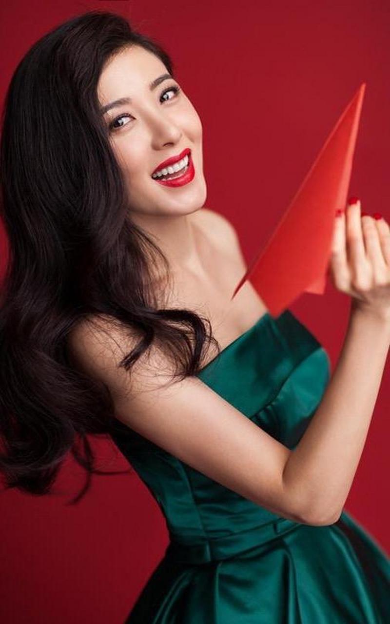 曾黎是中戏校花,美得相当惊艳.