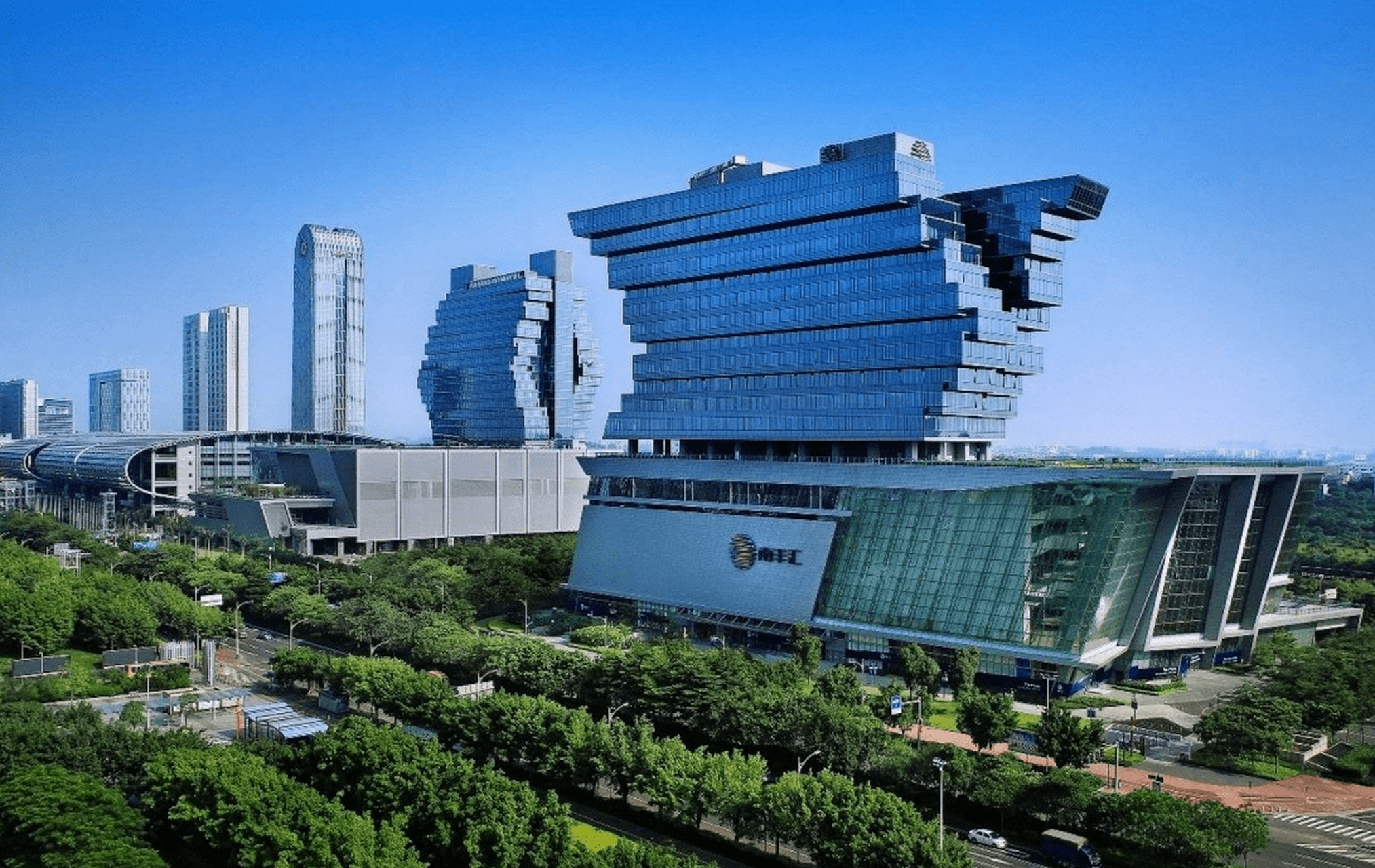 广州一商场箱体连廊像棺材# #广州海珠区积木大楼像棺材大楼#   广州