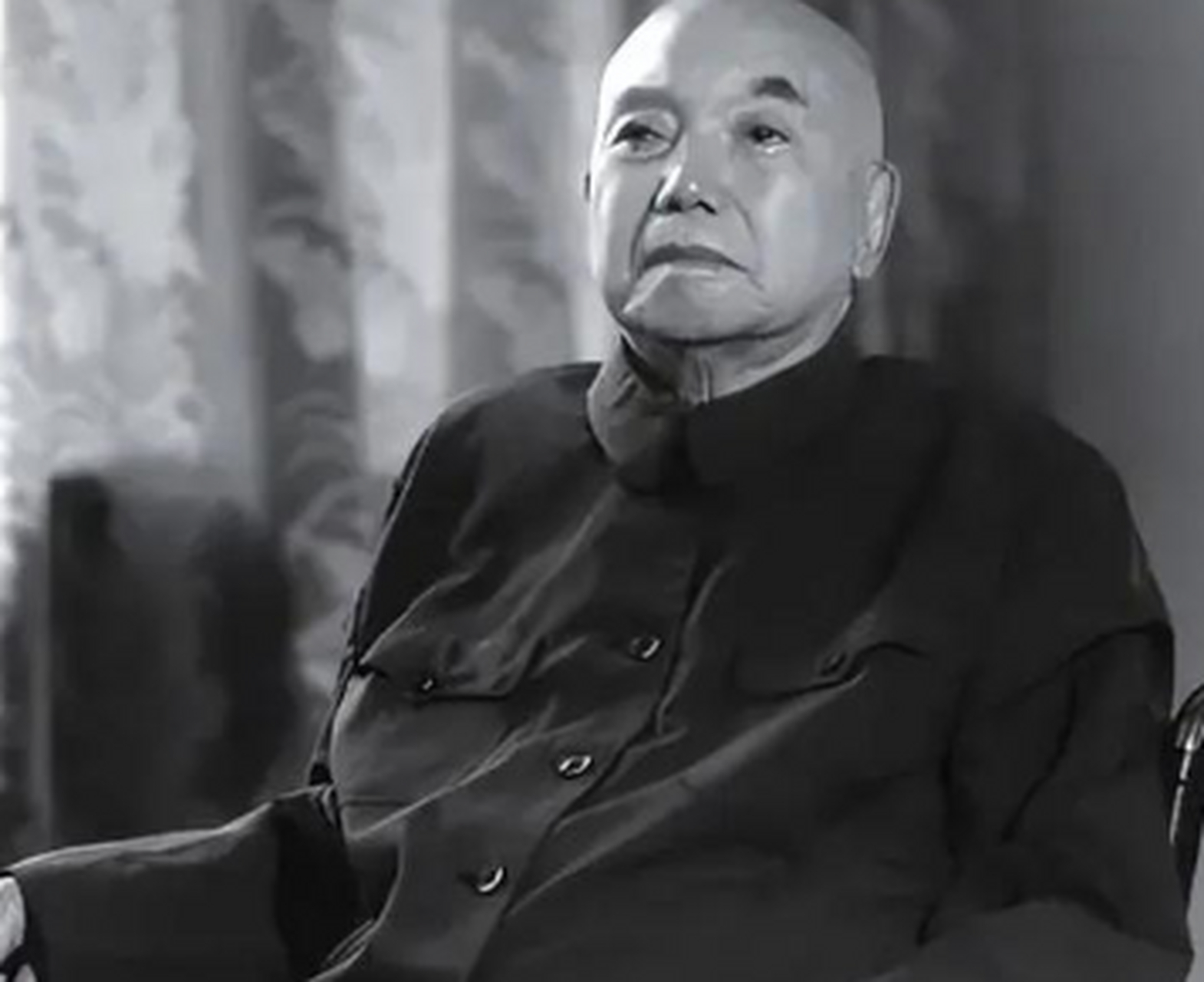 这张珍贵的合影拍摄于上世纪80年代,照片中的萧克将军白发苍苍,但依然