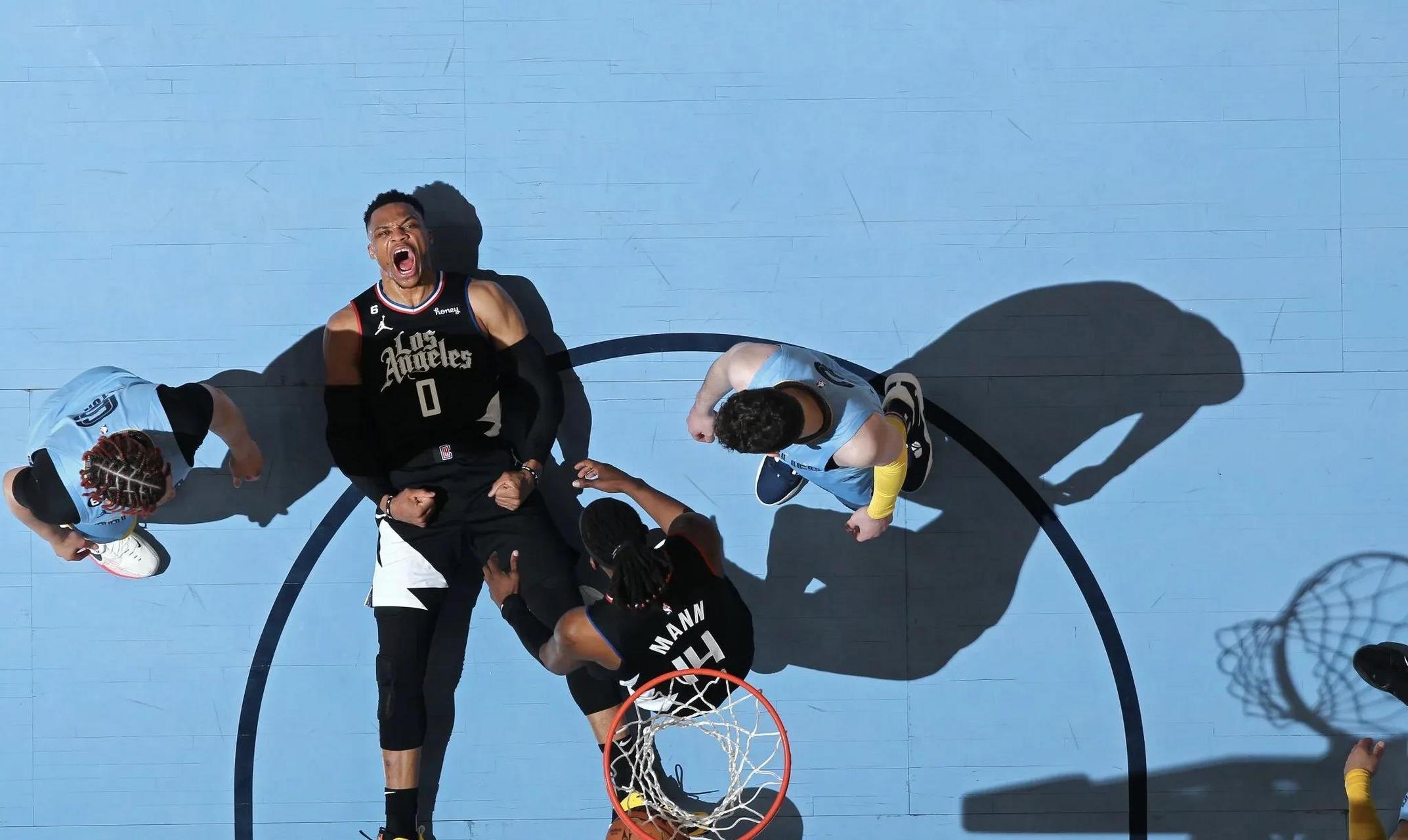 提醒大家:拉塞尔·威斯布鲁克在现役 nba 球员中:  得分:第 4(控卫中