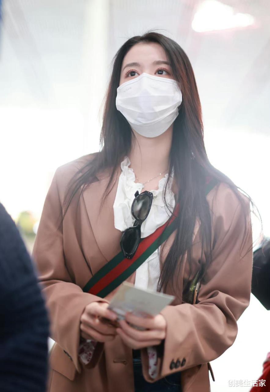 王楚然穿咖啡色西装配丹宁蓝直筒牛仔裤走机场,低调率性