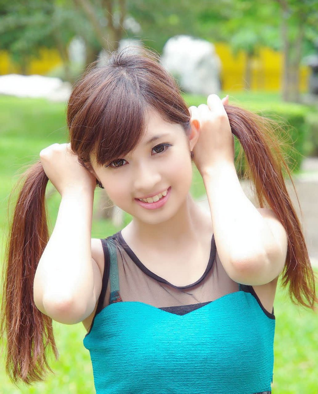 公园里清纯阳光的女孩,小虎牙很可爱[滑稽]愿您们一生健康快乐!