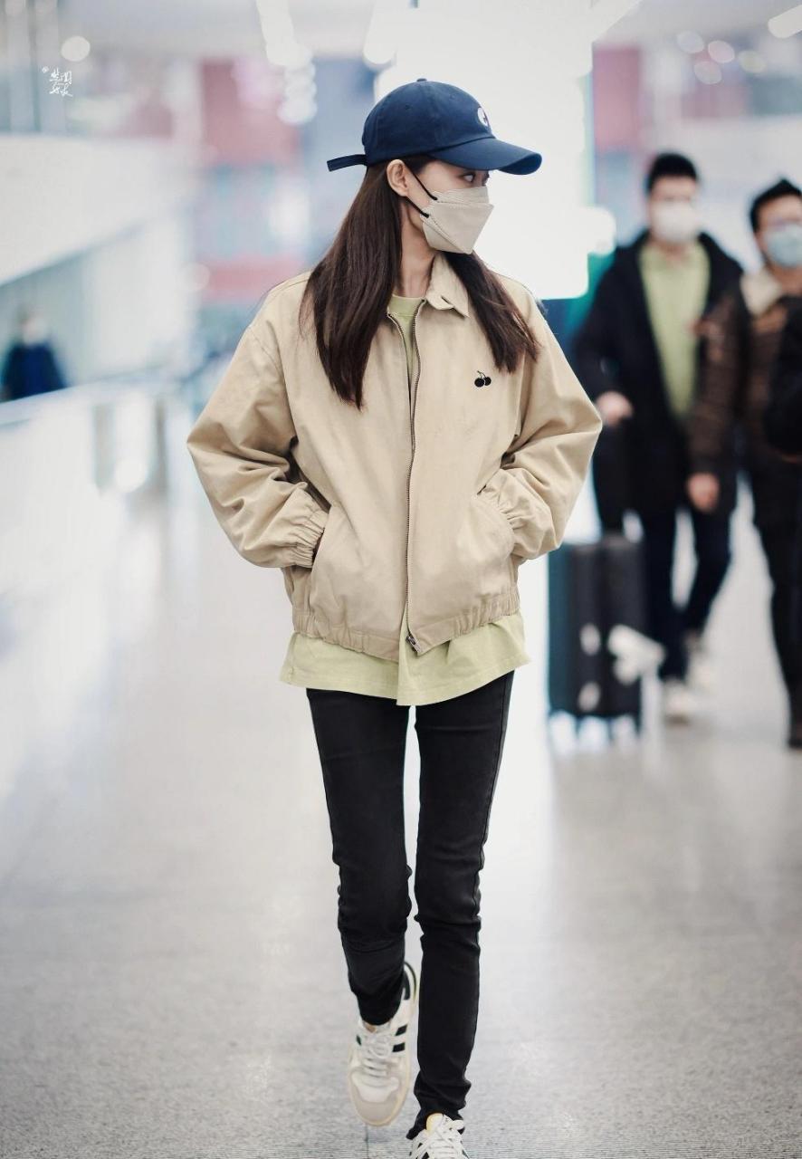 张小斐机场街拍,简单温柔的春日穿搭 卡其色夹克 绿色t恤 牛仔裤清清