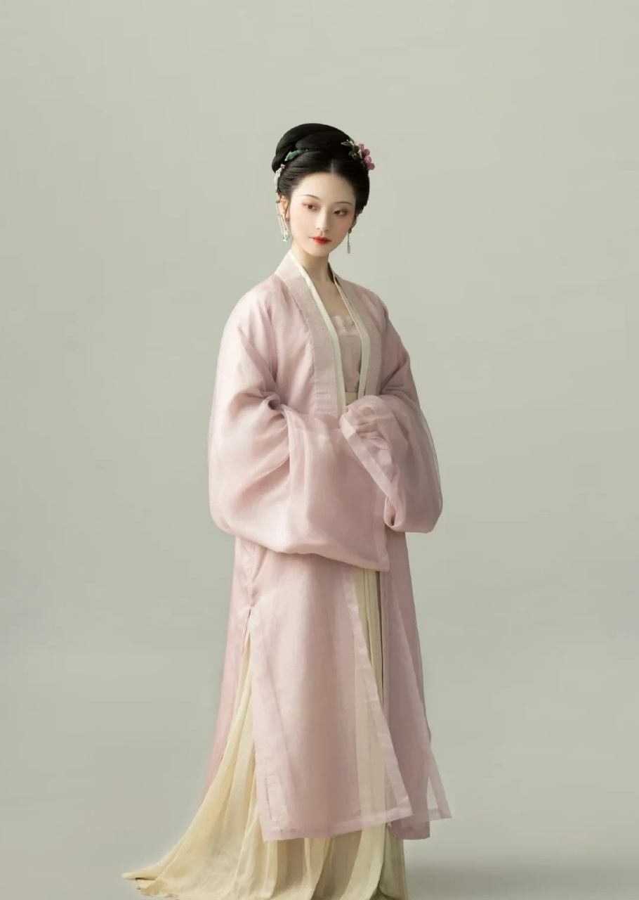 原来这些汉服的名字叫宋褙子,是宋代妇女通常的服饰,包括贵族妇女平时
