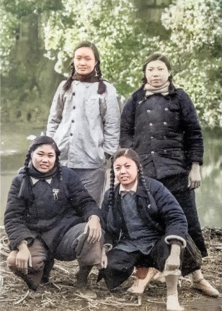 这是60年代,四位下乡女知青在河边的珍贵合影.