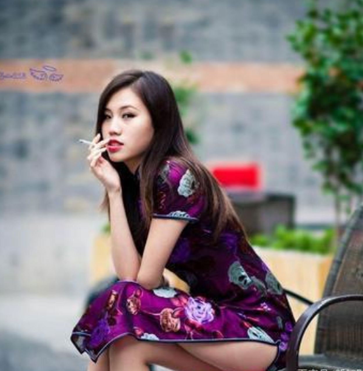 伊娃呢,俄罗斯美女,身材好,就喜欢才的羿光吧,所以她觉得自己虽然跟