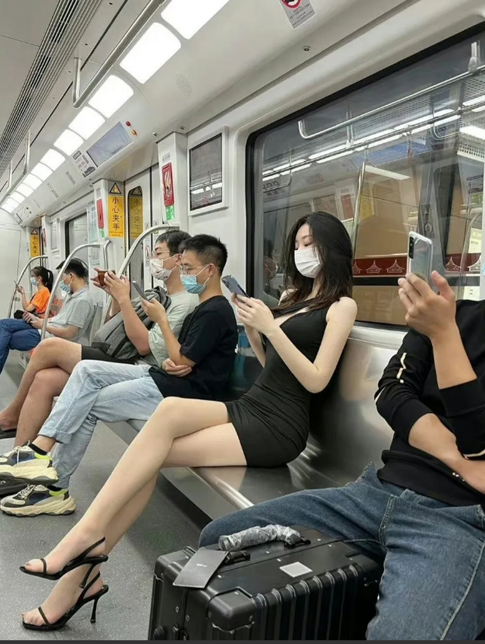 气场太强,身旁都没人靠近#寻找地铁美女