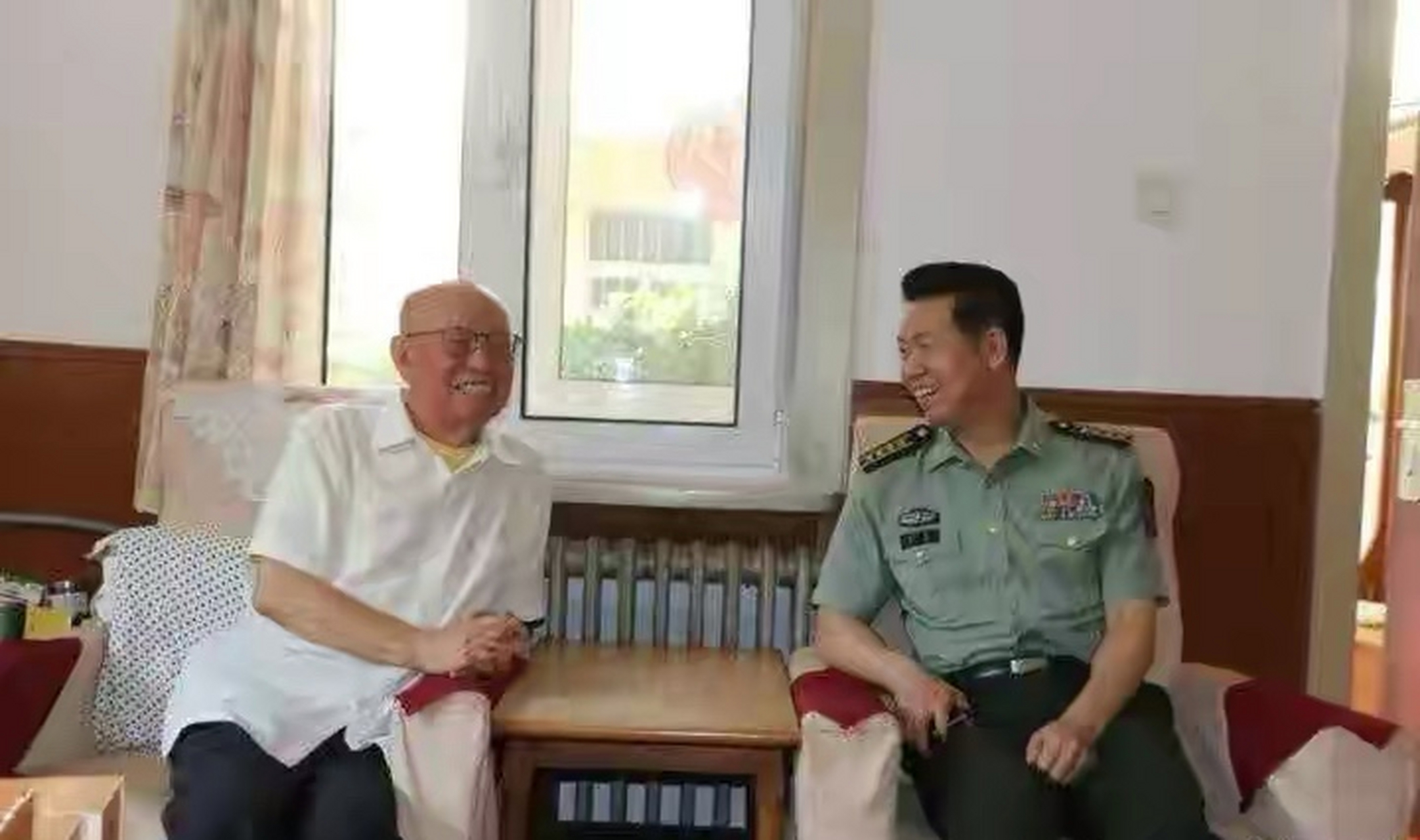 "八一"建军节临近,日前,青岛市委常委,青岛警备区司令员刘尧走访慰问