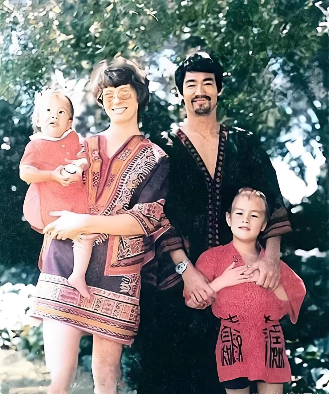 镜头中,李小龙抱着女儿李香凝.右为妻子琳达和儿子李国豪.