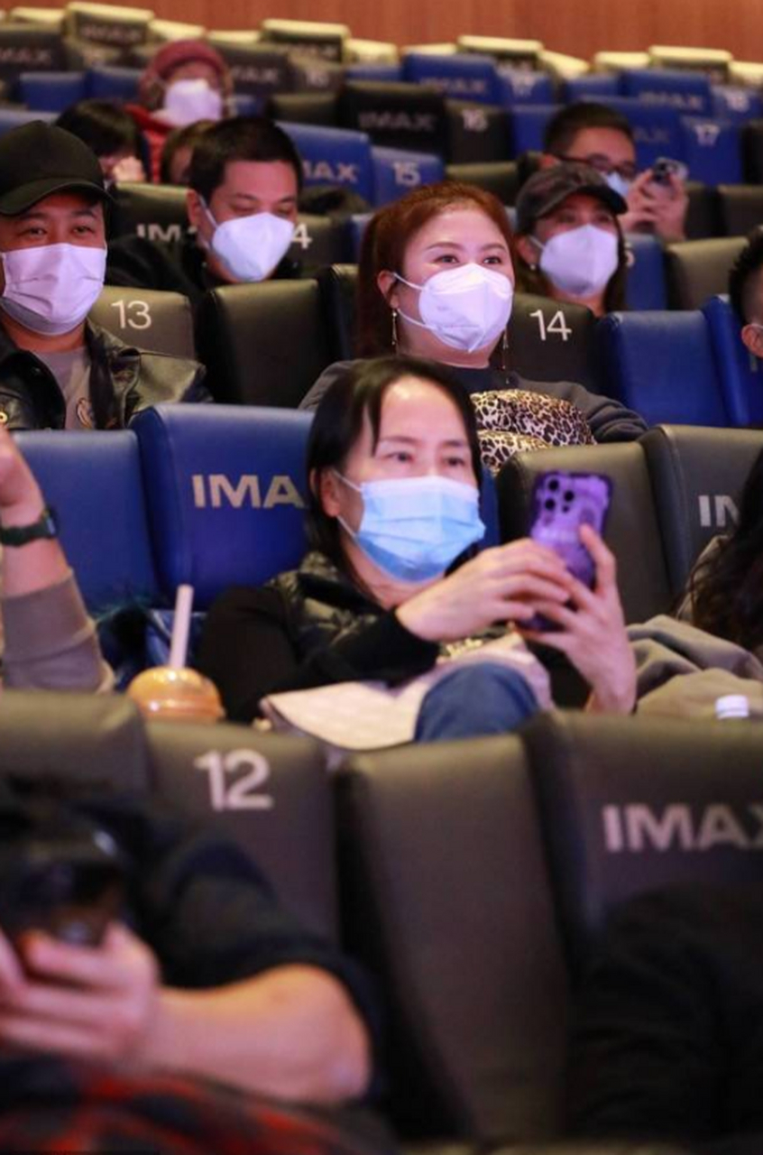 沈腾妻子王琦现身电影首映礼 面相富态难掩笑意