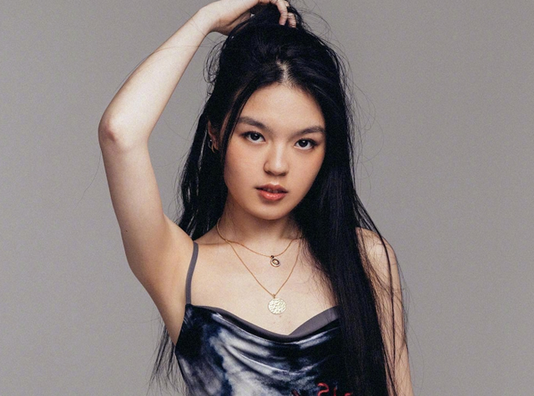 最近,李咏的女儿法图麦·李正式出道,引发了网友的热议.