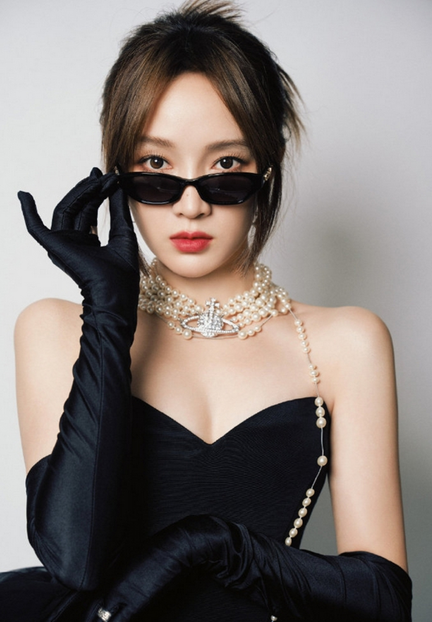 在近日微博音乐盛典上,孟佳以一袭黑色美人鱼造型引爆全场,优雅的五层