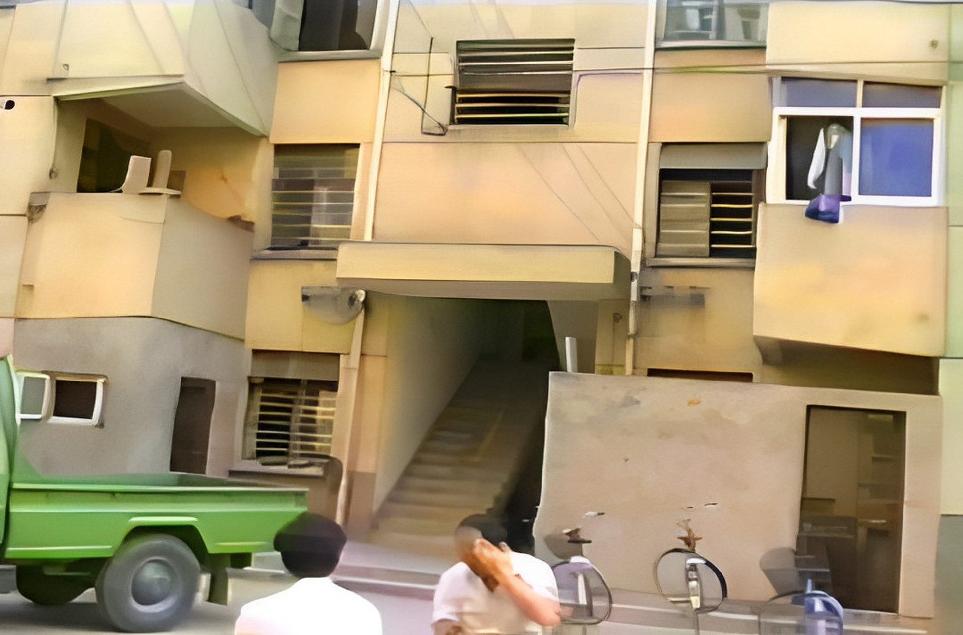 这是2001年南京公审的现场,一个叫董英·犯人的女人即将被处死!