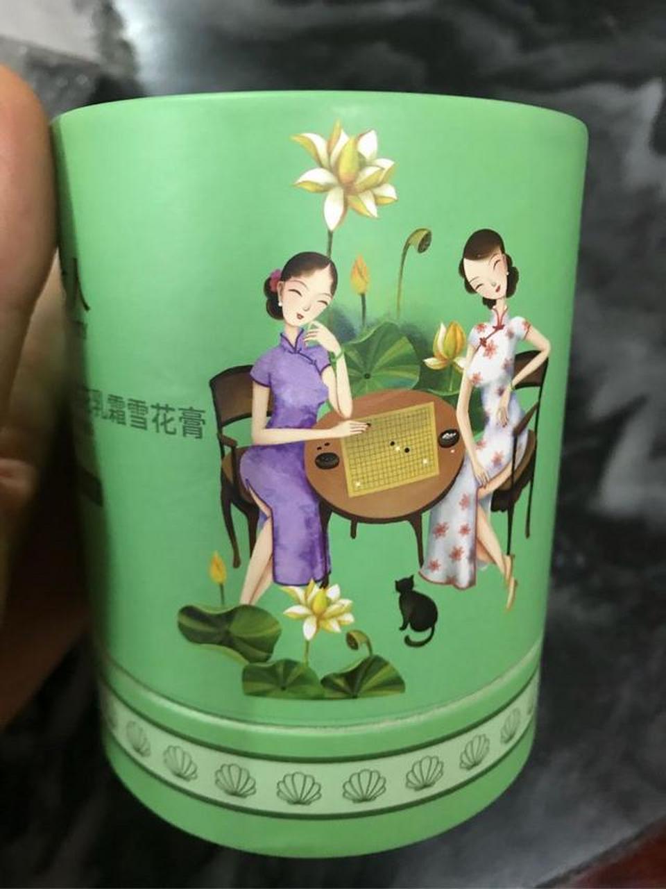 上海女人雪花膏,這款雪花膏整體看著就是傳統的老上海風格,一眼就能