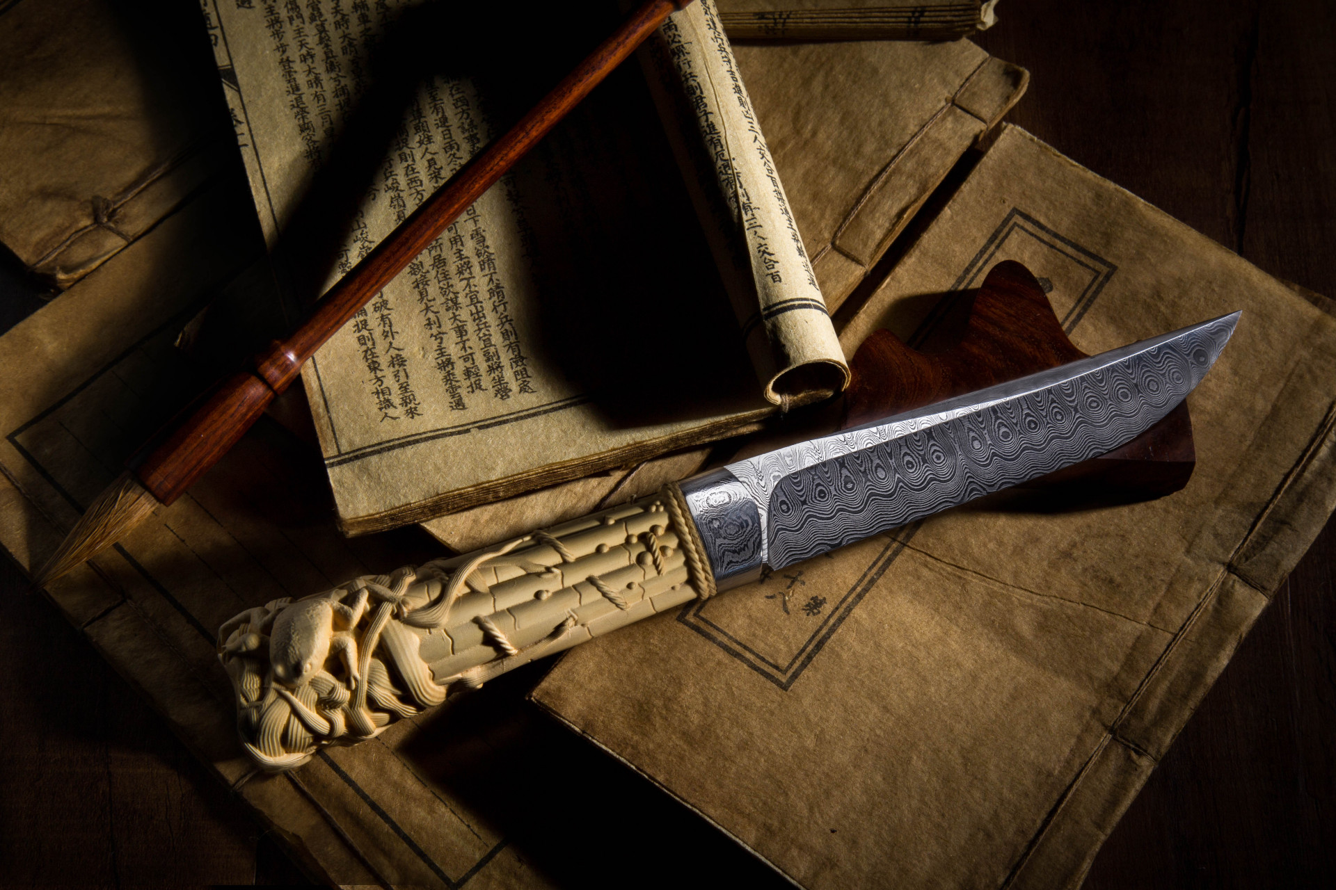 书刀,一种中国古代书写工具,因外形通常为一尺余的小刀,所以又称尺刀.