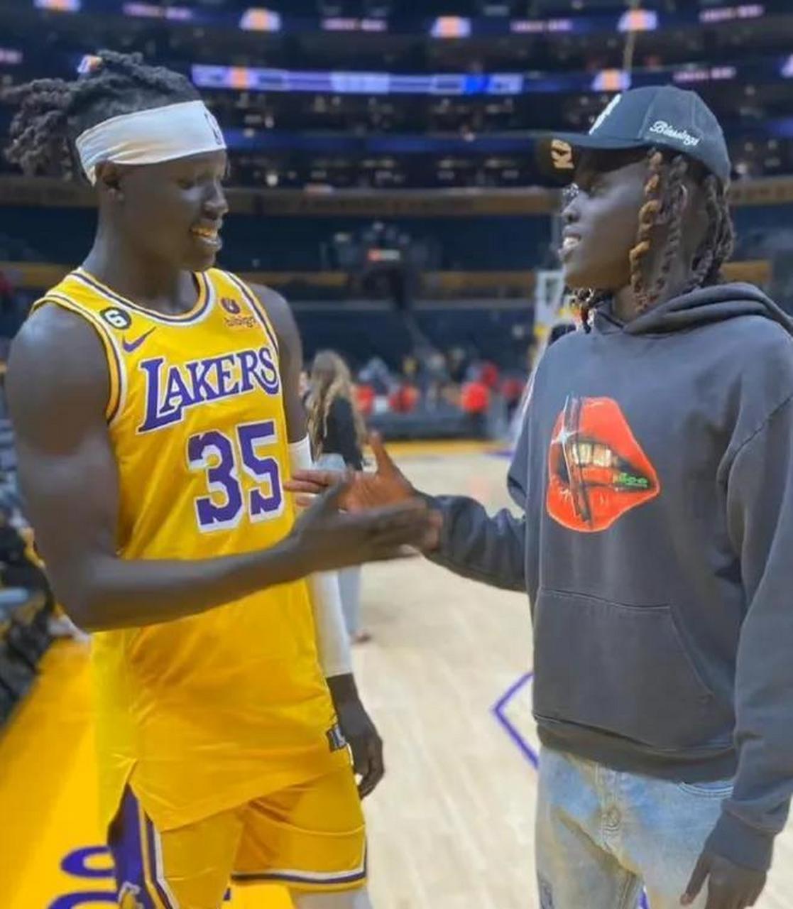 湖人替补中锋加布里埃尔跟他兄弟的合影,两个人也太像了吧!