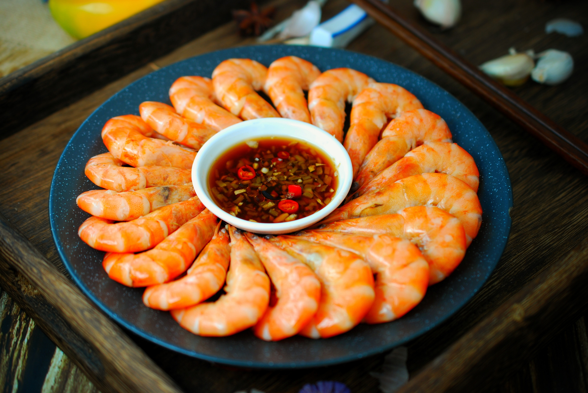 鲜虾煮一煮蘸点料汁就很好吃.