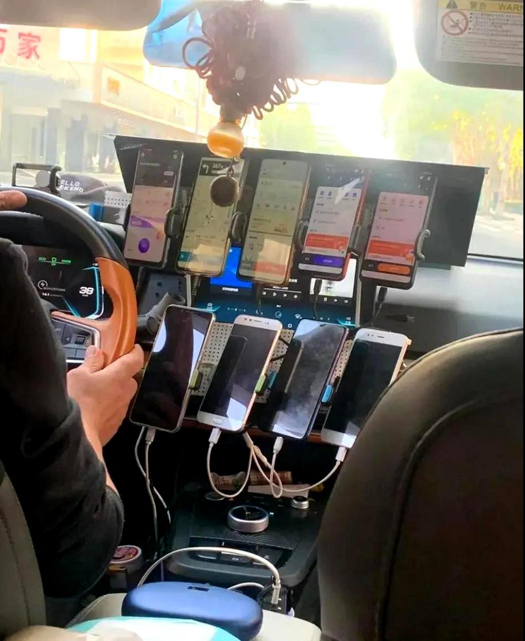 如果这位滴滴司机的月收入不到三万,那他的手机们估计都会感到委屈.