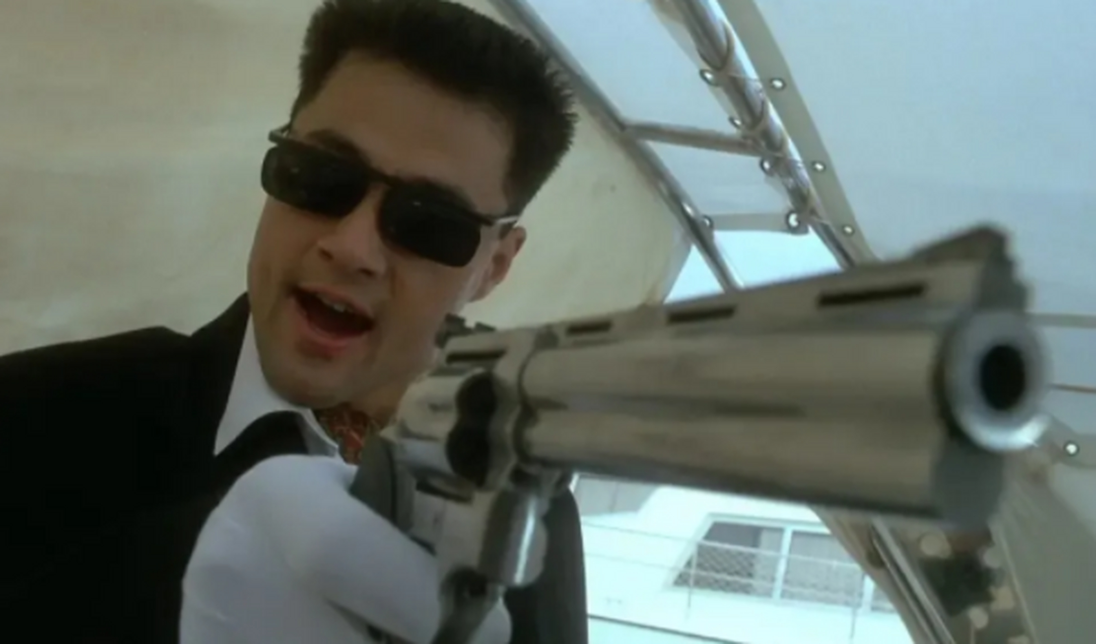 《给爸爸的信》里,有一幕不易被察觉的穿帮镜头,那就是于荣光扮演的