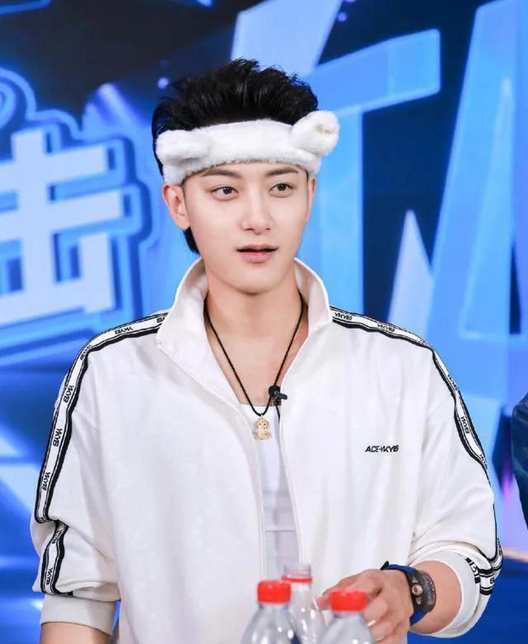 领动计划# 娱乐圈里最不缺钱的男星黄子韬,一个妥妥的富二代呀.