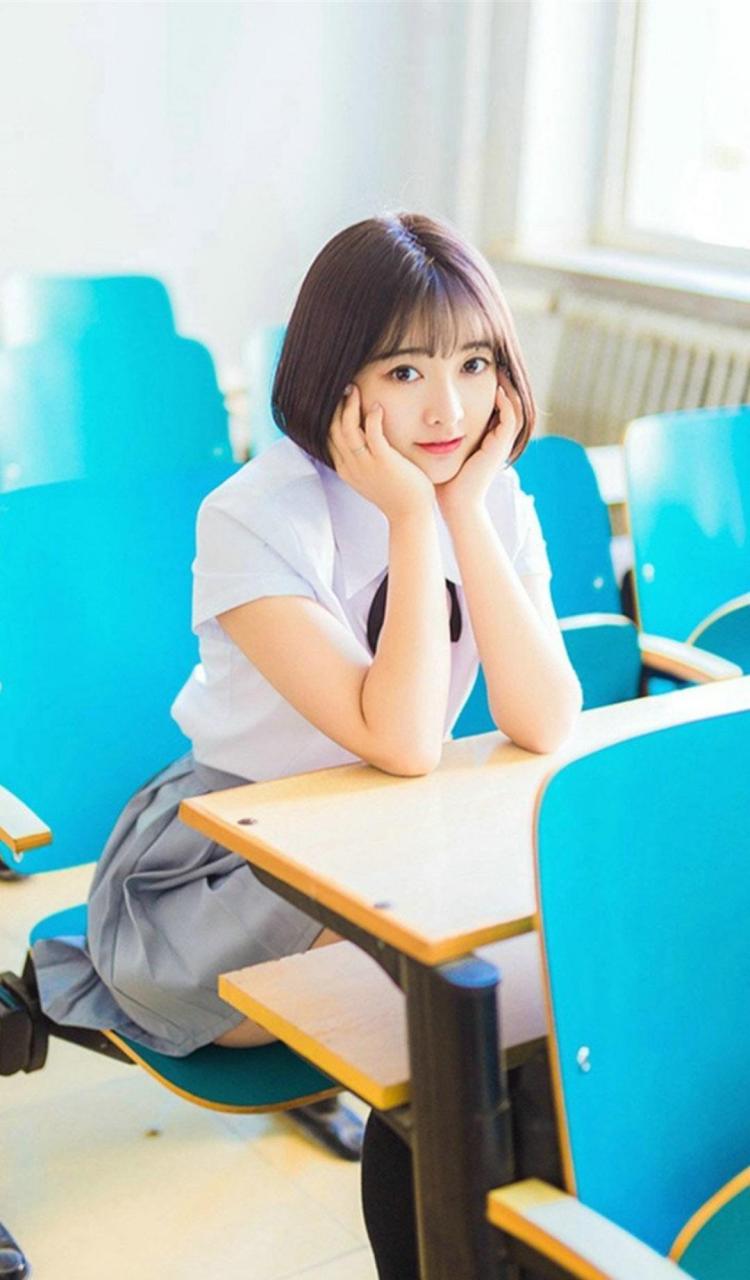 高颜值清纯短发校园女孩