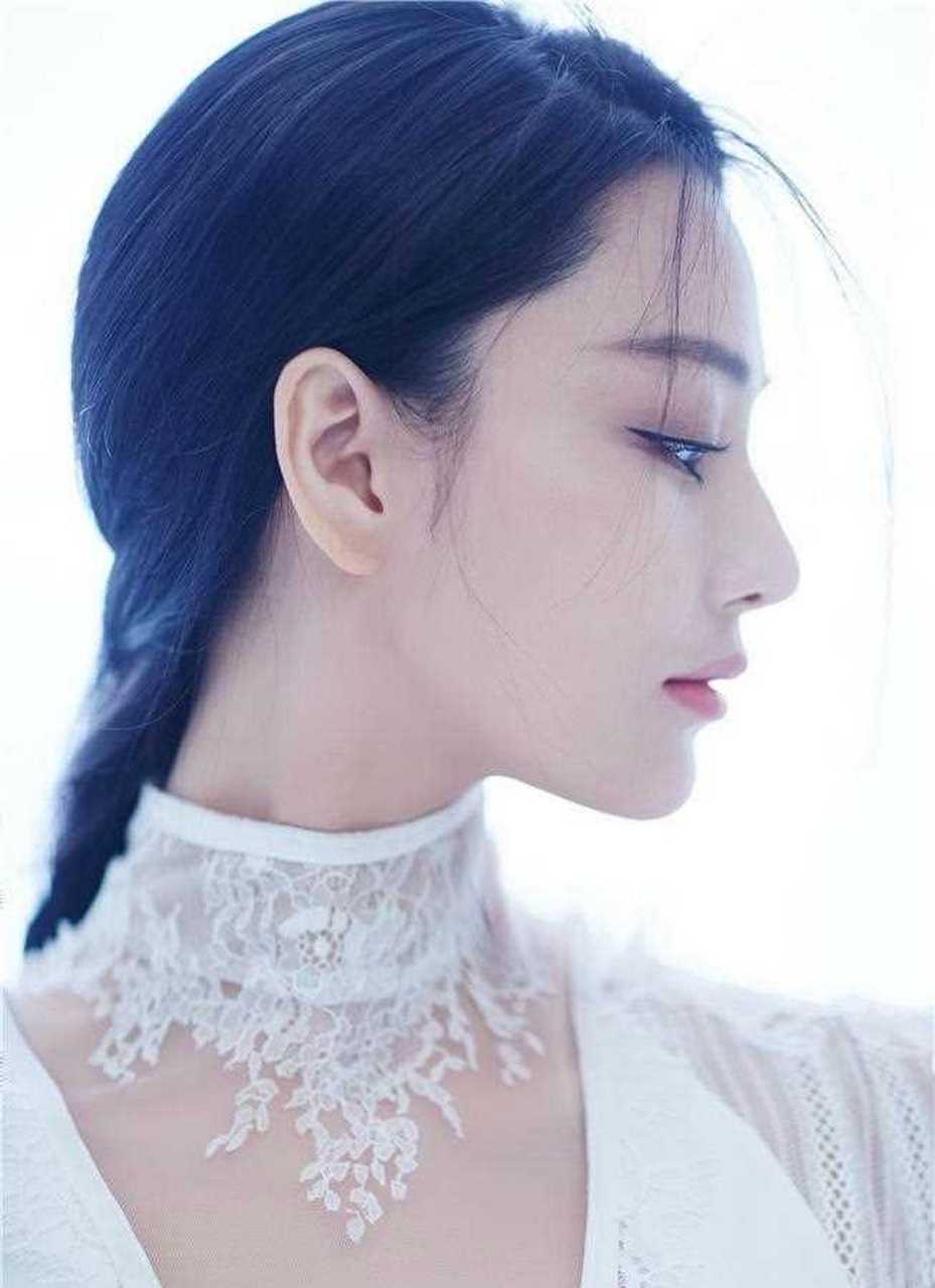 张馨予绝美仙气写真大片,身着白色修身长裙,头扎单马尾辫,几丝碎发随