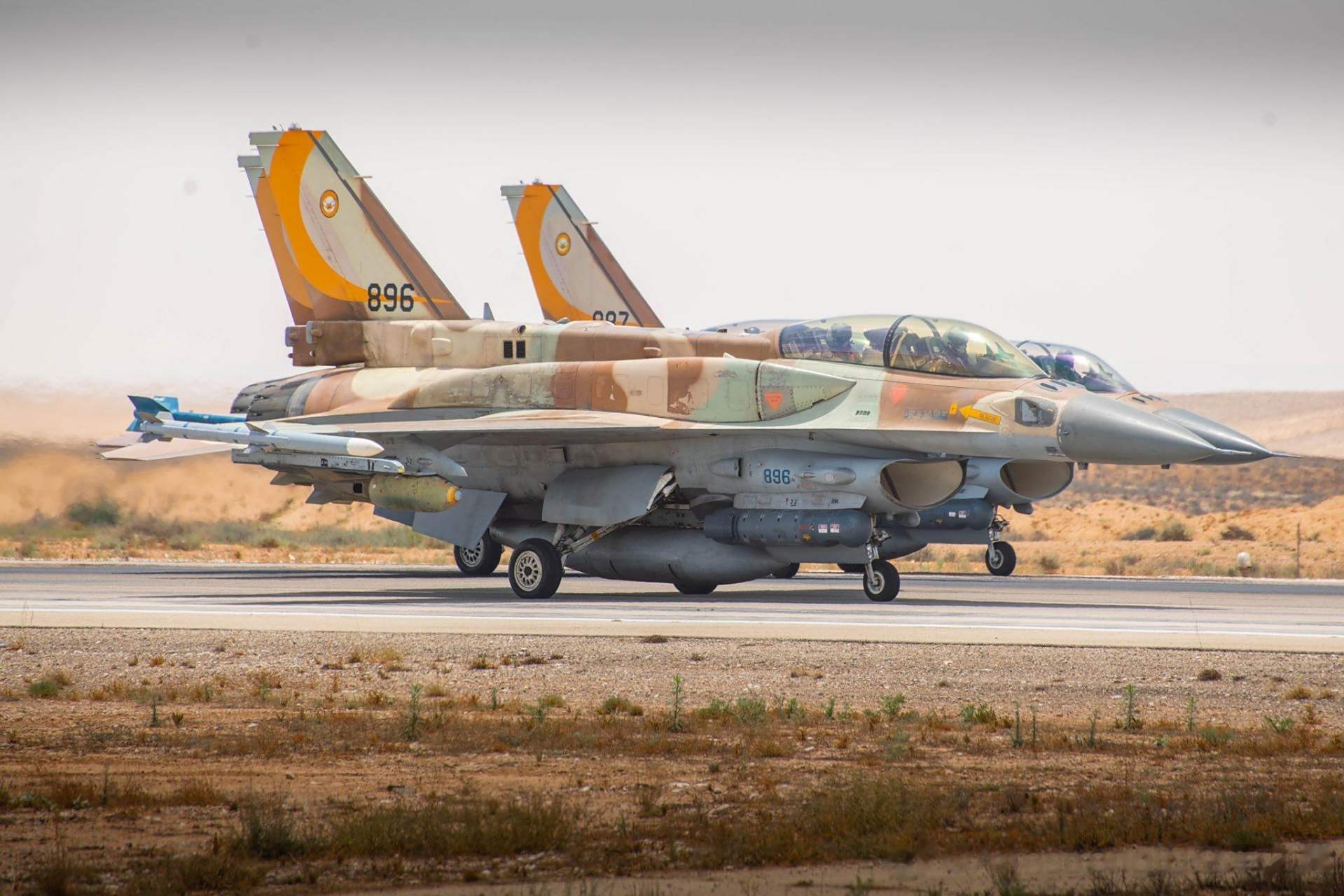 挂载m117古董炸弹的以色列f-16i