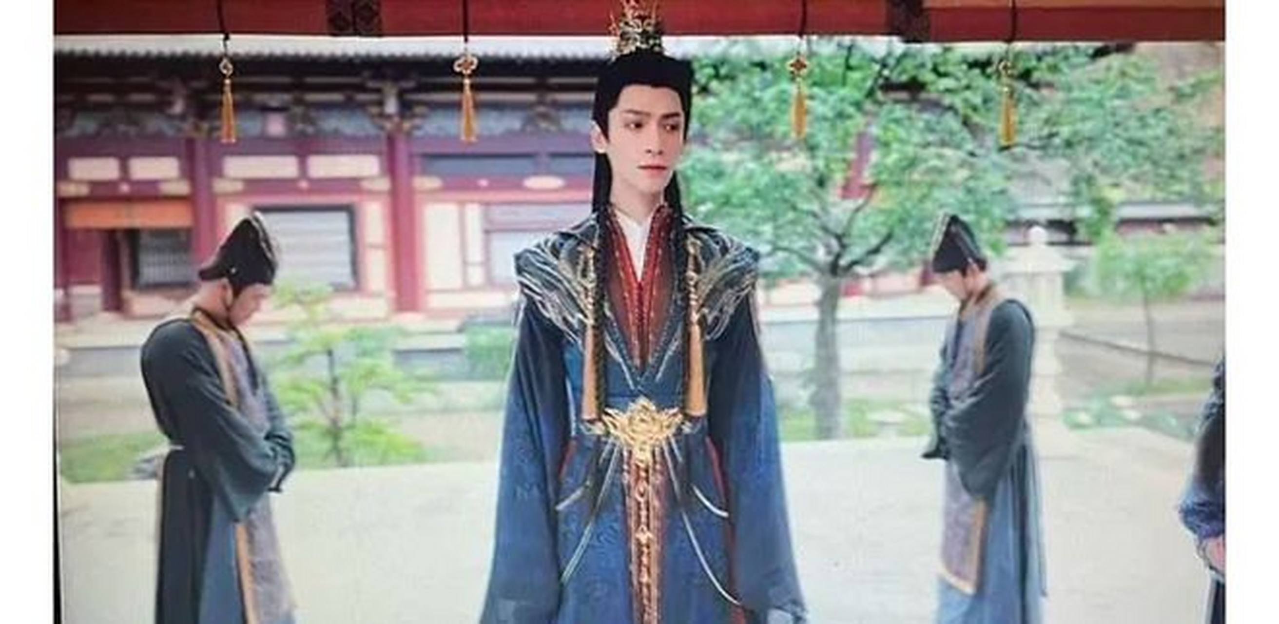 《长月烬明》罗云熙新剧瘦脱相!网友辣评:头要掉下来了!