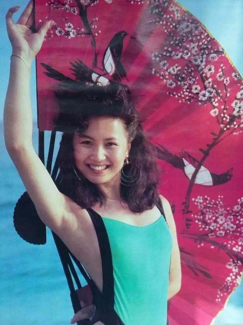 gif创作人# 80年代女星穿泳衣你见过吗?罕见80年代女星泳装照.