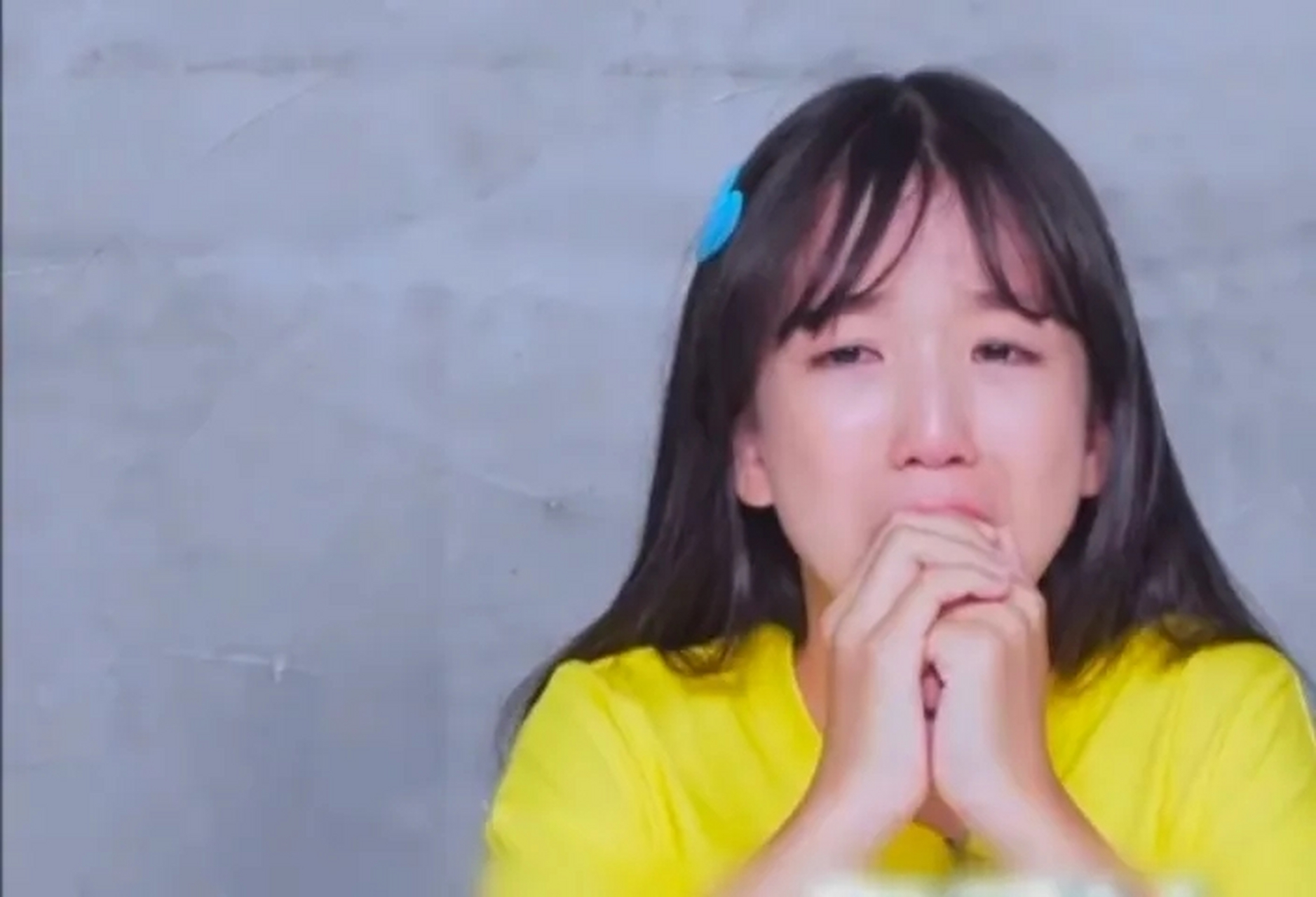 一小学五年级的女生在课堂上突然尿裤子了,后排坐的男生见此便大声给