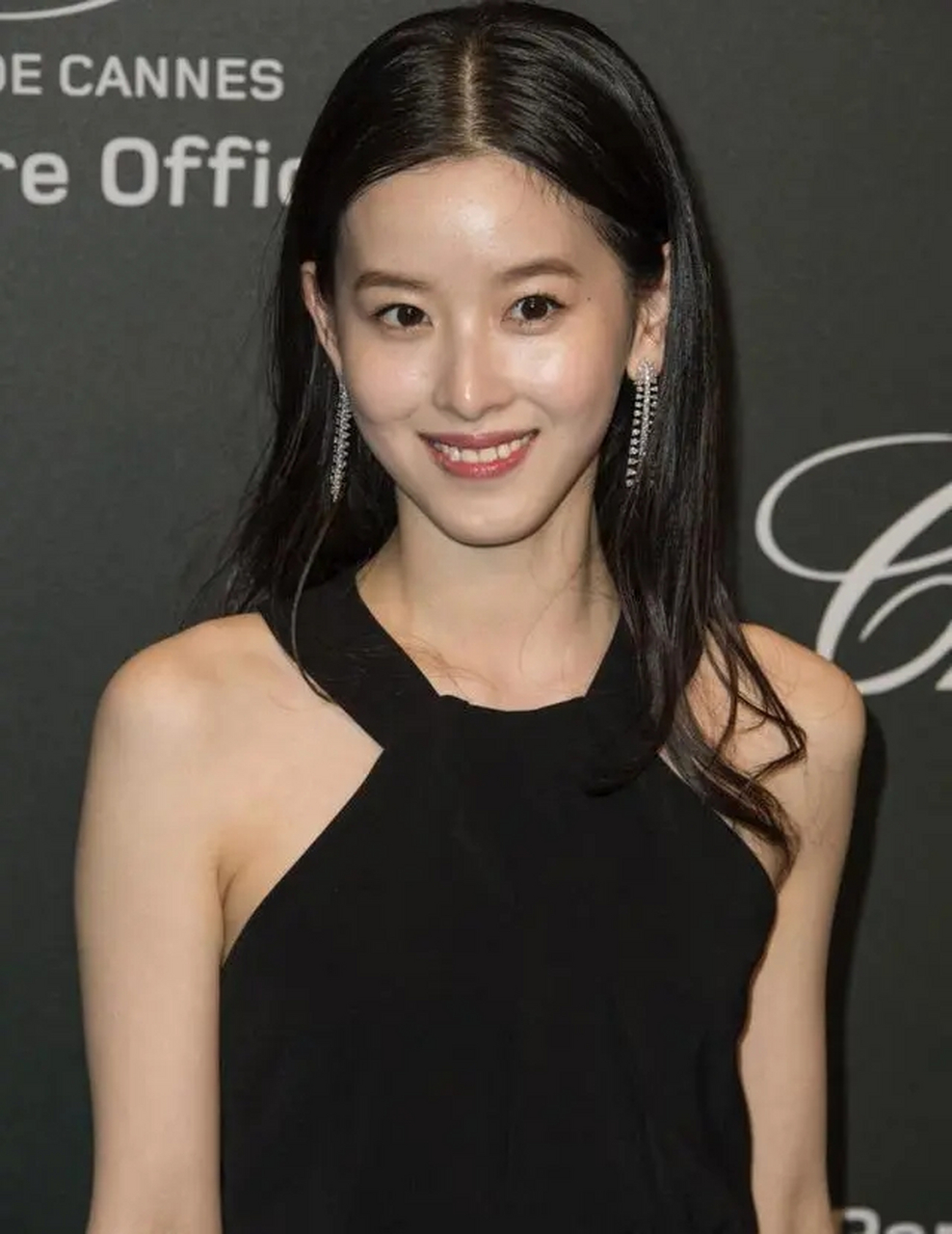 章泽天越来越有"老板范",一袭黑色连衣裙成熟稳重,简直气场全开