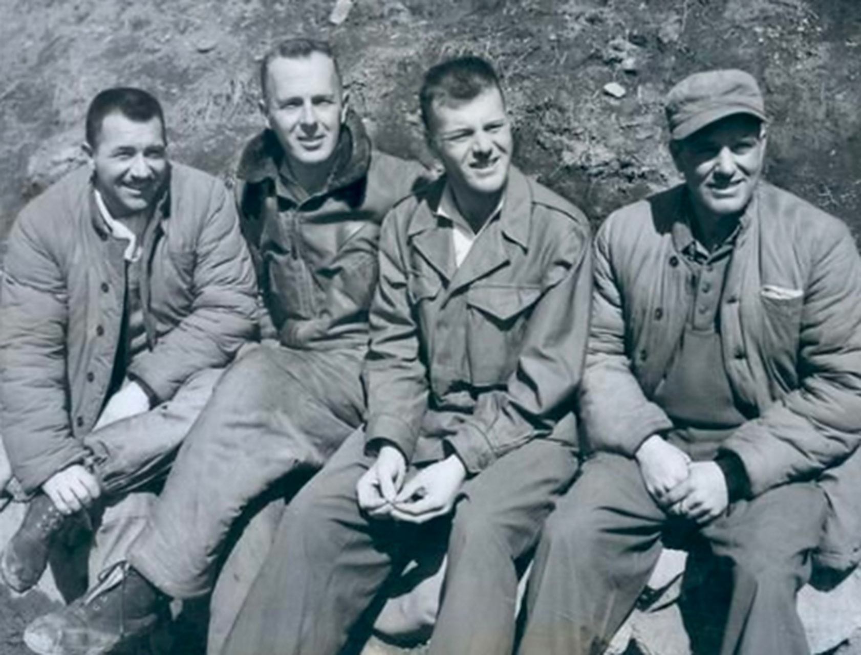 1952年,朝鲜战争中的战俘.左图,志愿军战俘.右图,美军战俘. 67