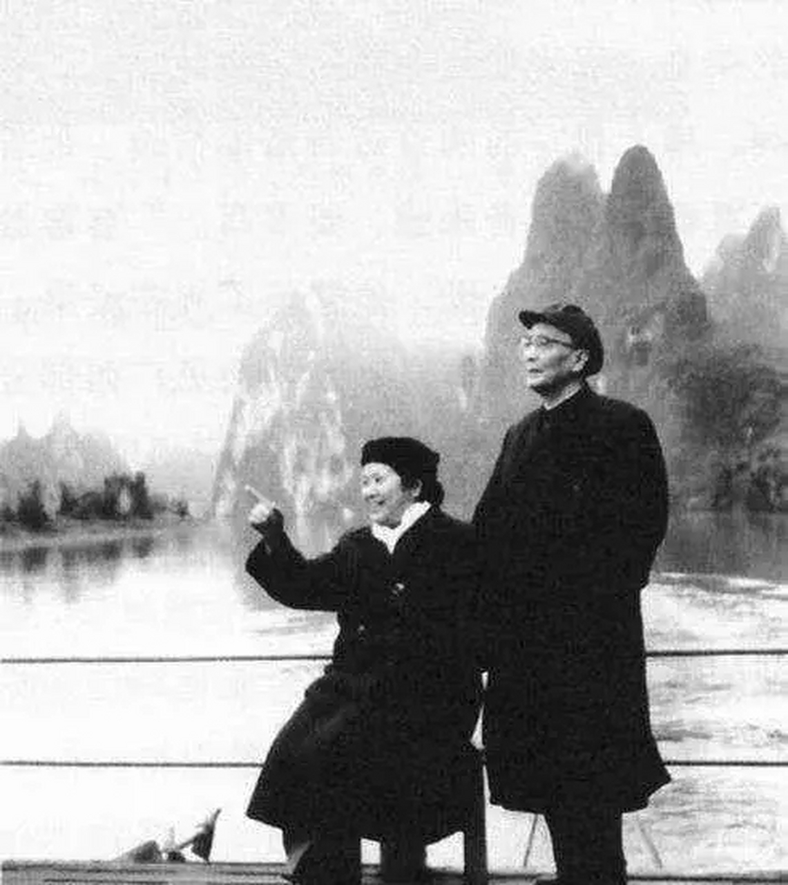 于立群比郭沫若小23岁,最开始郭沫若与于立群的姐姐于立忱热恋,之后不