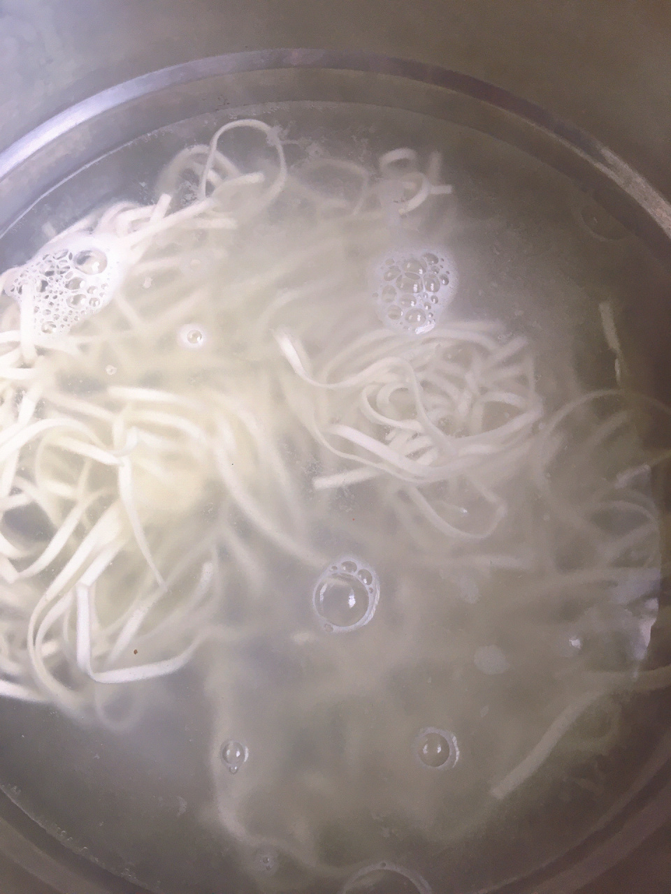 重庆杂酱面,干溜杂酱面 韭菜叶面条干拌真的很不错,韭菜叶指的是面的