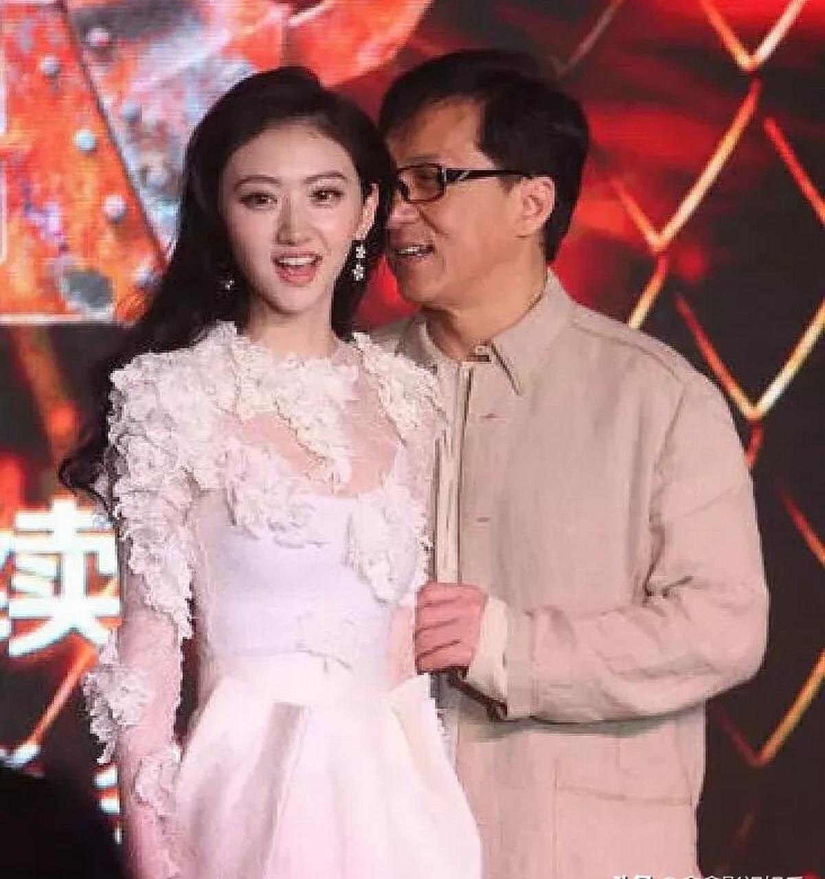 gif创作人# 成龙大哥跟赌王千金何超琼同框时,规规矩矩,没有又搂颖Ё