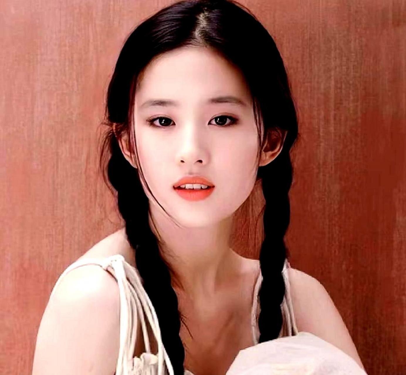 刘亦菲年轻时的美貌令人惊叹,她早期的双辫子清纯写真让人爱不释手