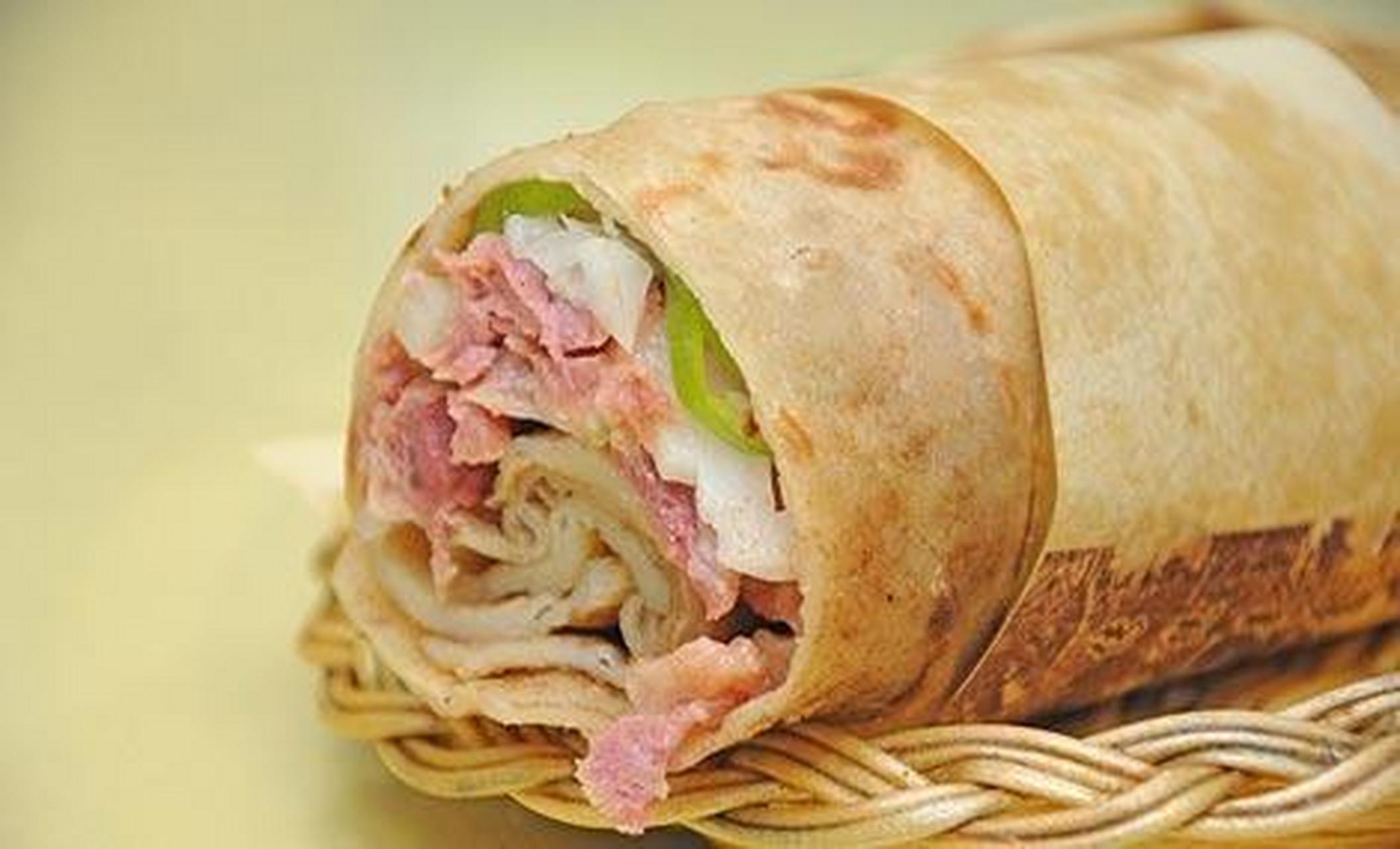 来邯郸必吃美食:驴肉卷饼.驴肉面包是武安县的特产.