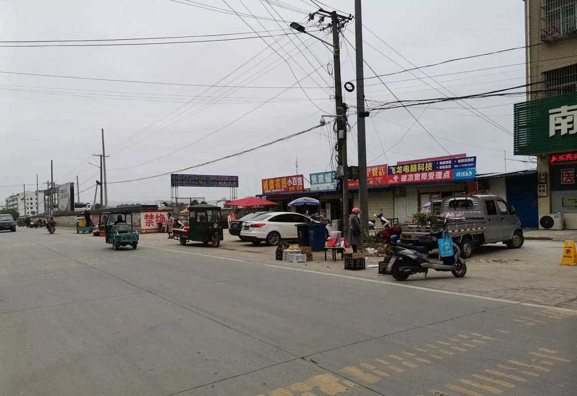 这里是安庆市,宿松县破凉镇,现在时间下午的2点49分,街道上面行人慢慢