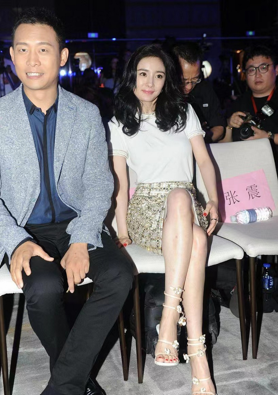 杨幂和张译拍摄《北京爱情故事》现场花絮图,两个人那时候都很青涩