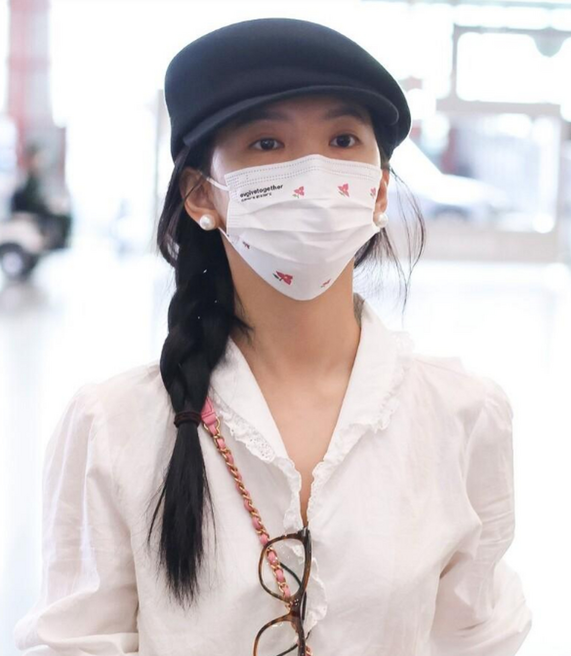 章若楠走机场,白衬衫搭配老爹西裤,甜美可爱,粉色斜挎包太吸睛!