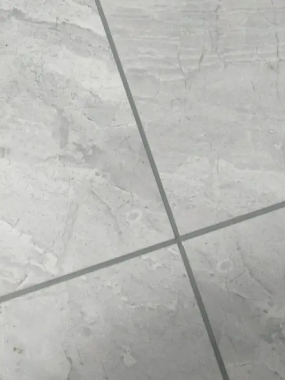 灰色瓷砖搭配美缝剂最经典的颜色:  第一个美缝颜色是亚浅灰,它低调