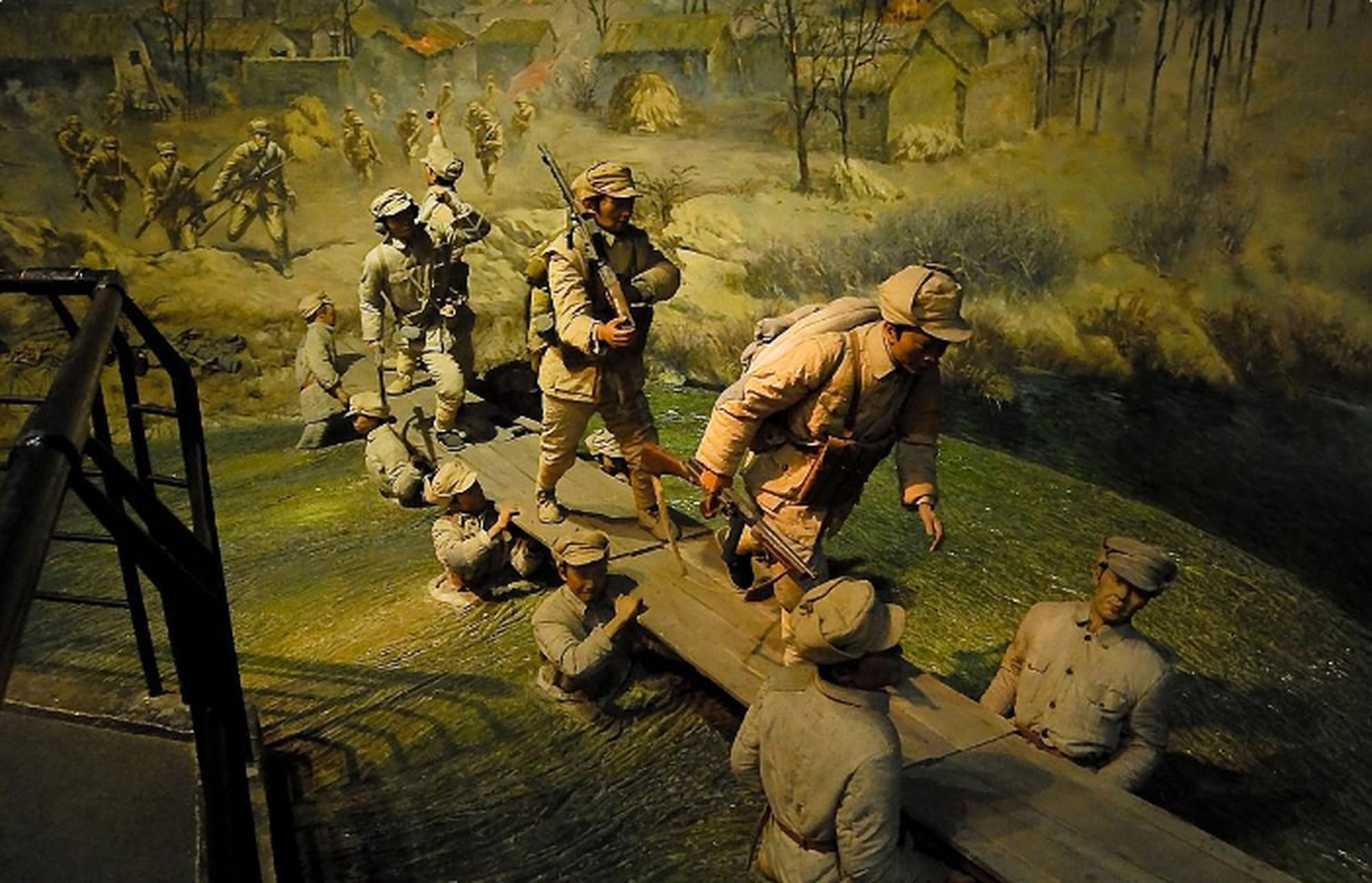 1948年,淮海战役结束后,解放军战士陶三群经过一个草垛时,闻到一股