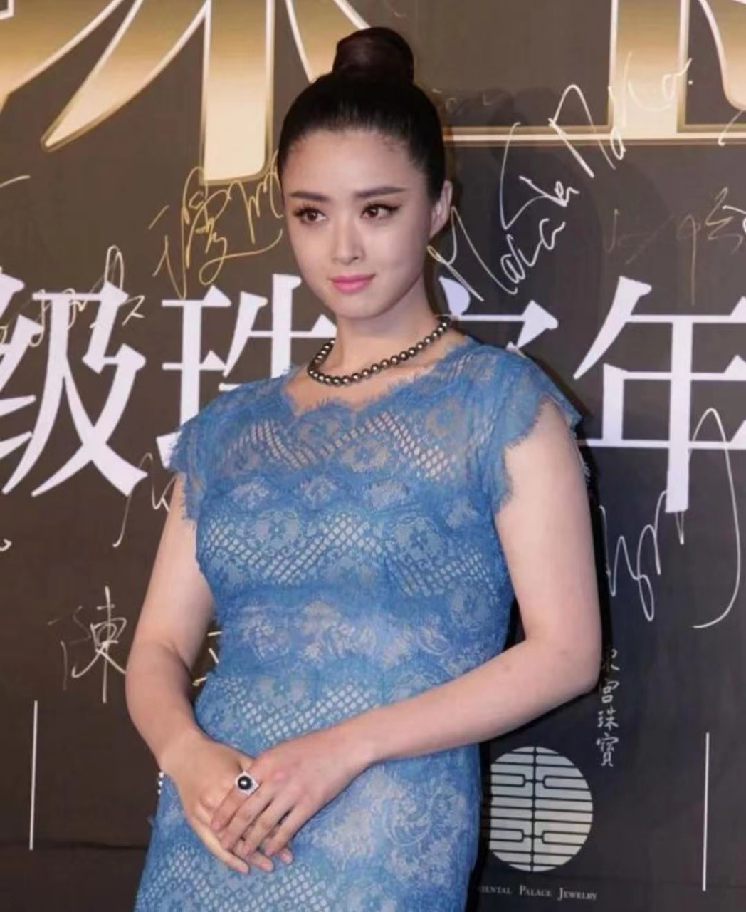 蒋欣人很美,就是衣服没选对,她的身材更适合穿旗袍