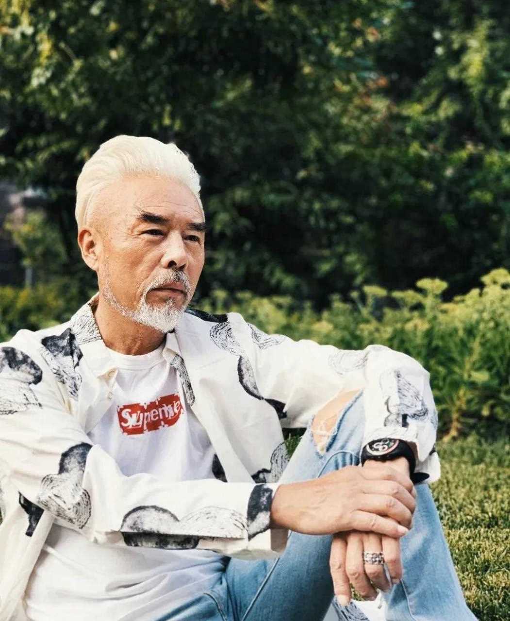 花衬衫配牛仔裤,67岁张双利的帅气穿搭,老爷子真正诠释了什么叫"花样