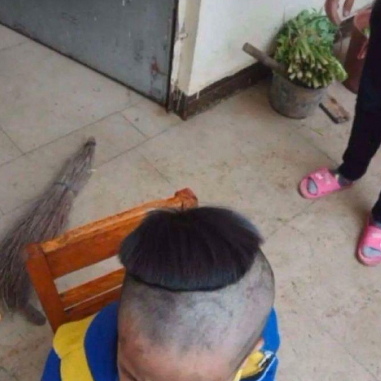 我帮表弟剪了头发,抓起一个碗绑起来,结果碗歪了!