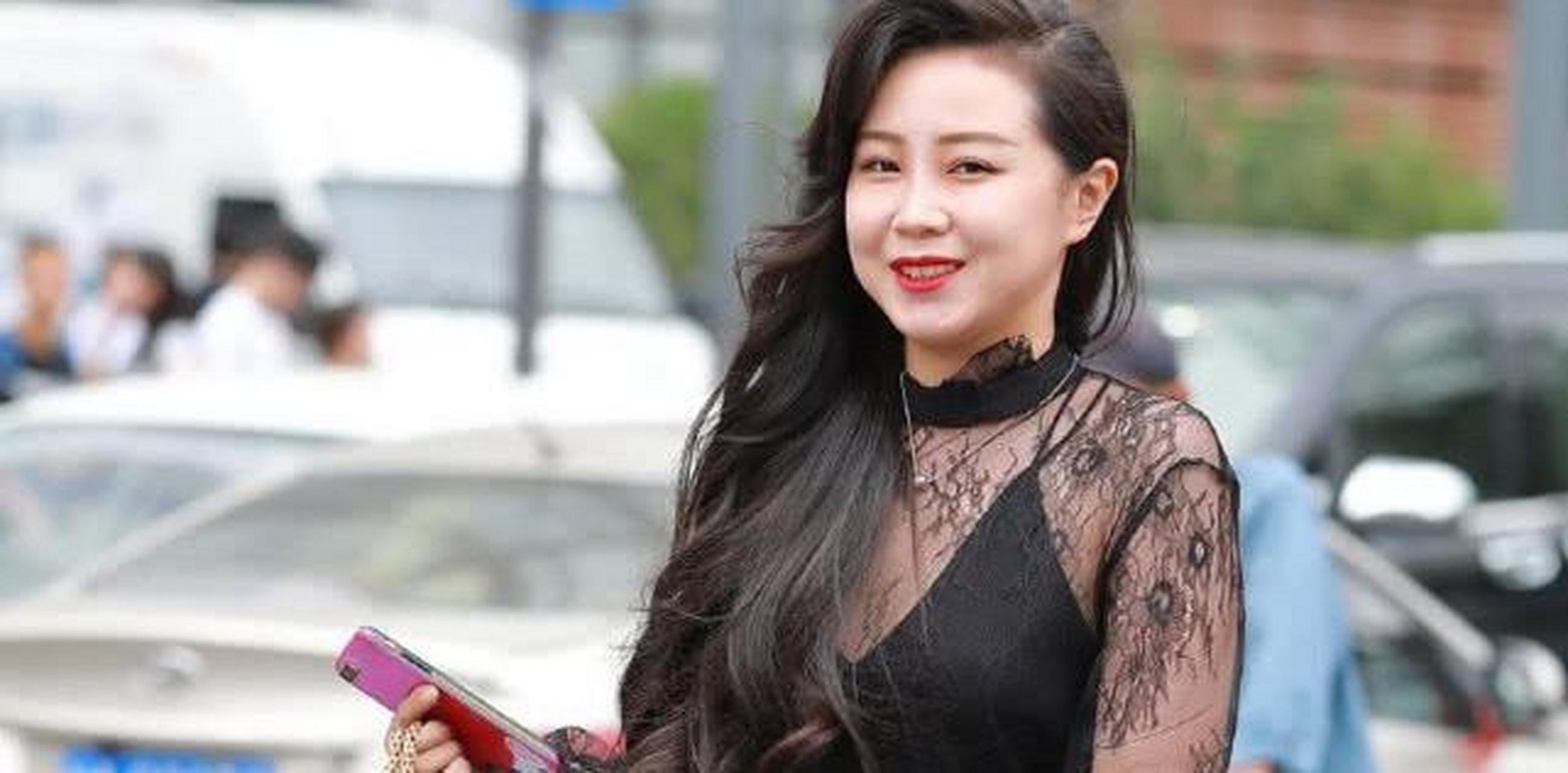 黑色雪纺衫搭配亮片半身裙,时尚亮眼尽显微胖辣妈的气质美