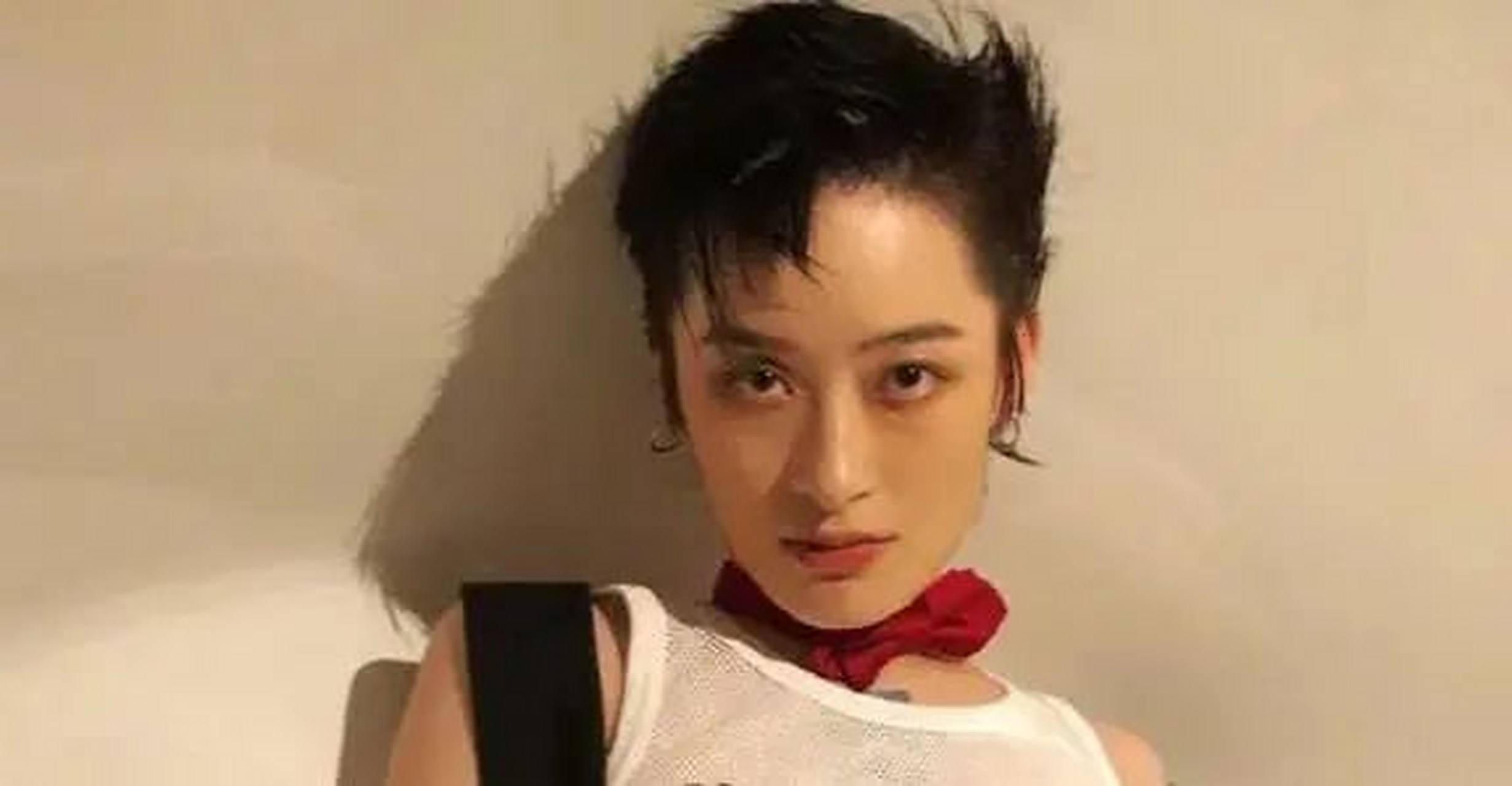 具有"中性风"的女明星之曾轶可  2009年《狮子座》的舞台上,出现了一