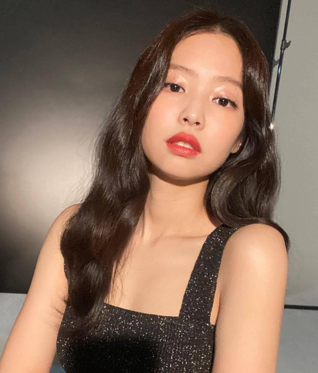 jennie穿吊带黑裙秀完美身材 黑发红唇显性感魅惑