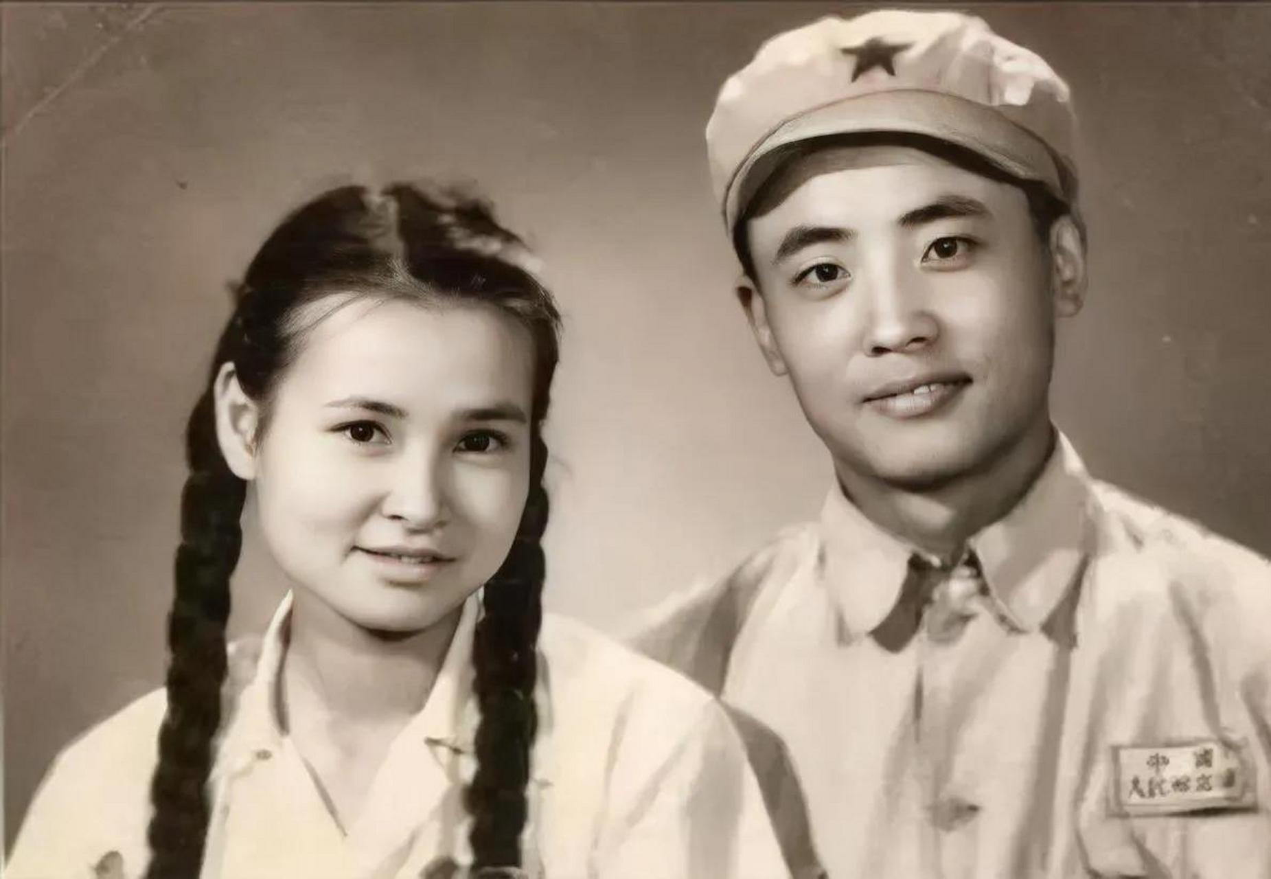 这是1953年夏,林徽因的女儿梁再冰,女婿于杭,一张罕见的结婚照,从照片